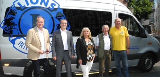 Ihr Bus ist das Markenzeichen des Lion Clubs Hofheim. Ihren in die Jahre gekommenen Bus hatten die Hofheimer Lions für die Hilfe nach der Hochwasserkatastrophe Ahrweiler gespendet.