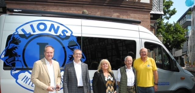 Ihr Bus ist das Markenzeichen des Lion Clubs Hofheim. Ihren in die Jahre gekommenen Bus hatten die Hofheimer Lions für die Hilfe nach der Hochwasserkatastrophe Ahrweiler gespendet.
